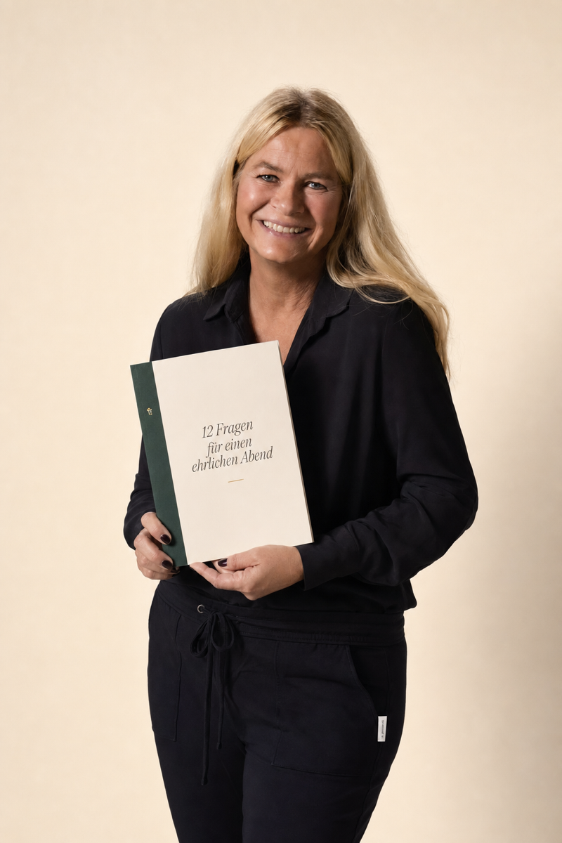 Ines Thordsen mit dem Werkstück „12 Fragen für einen ehrlichen Abend