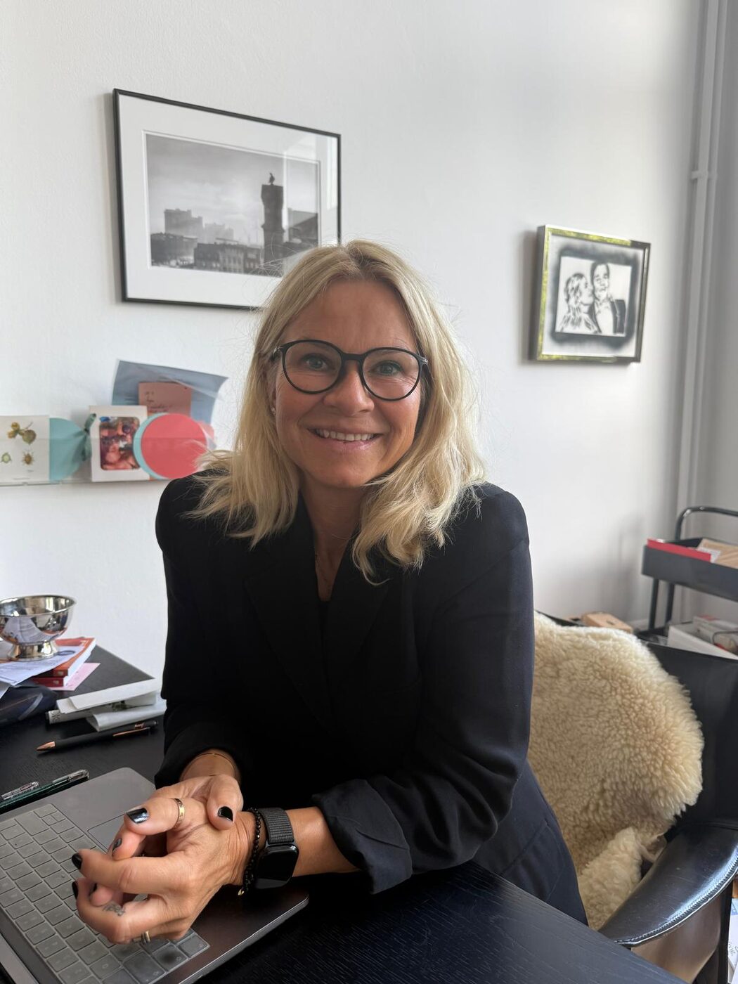 Ines Thordsen am Schreibtisch