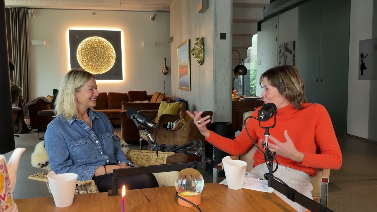 Ines Thordsen und Andrea im Gespräch am Podcasttisch