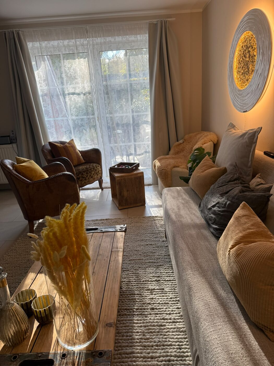 Praxisraum in Sankt Peter-Ording mit Sofa, Sesseln und Fenster zum Garten